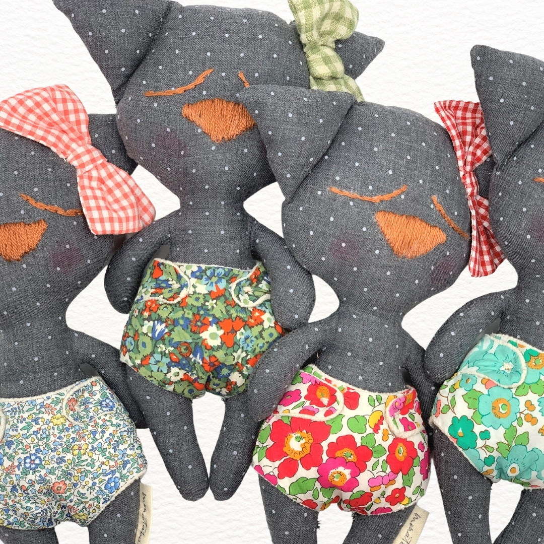 GRUPAL GATITAS APEGO LUNARES GRIS 1 Gatita lunares pañal flores Liberty verdoso - Imagen 5