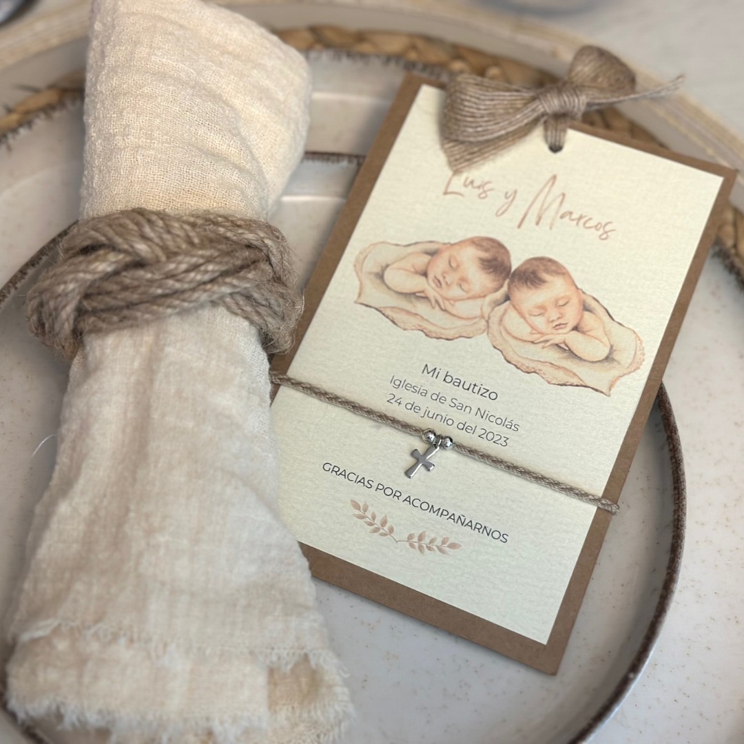 1039 RECORDATORIO BAUTIZO DUO BEBES NIÑOS BEIGE 3 Recordatorio duo bautizo niños + Pulsera - Imagen 6