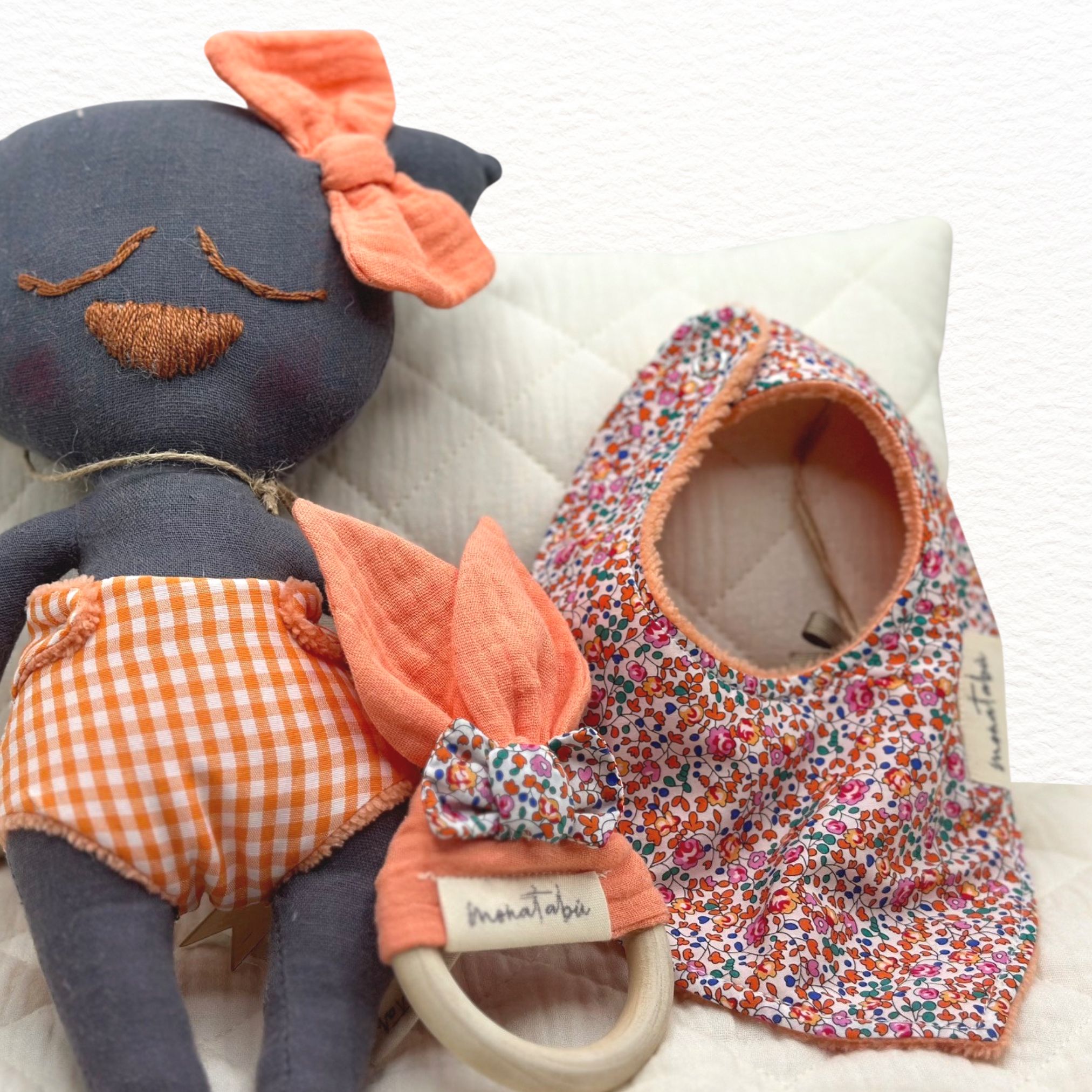 GRUPAL BABERO BANDANA PAPAYA Mordedor gasa papaya con lazo flores liberty - Imagen 2