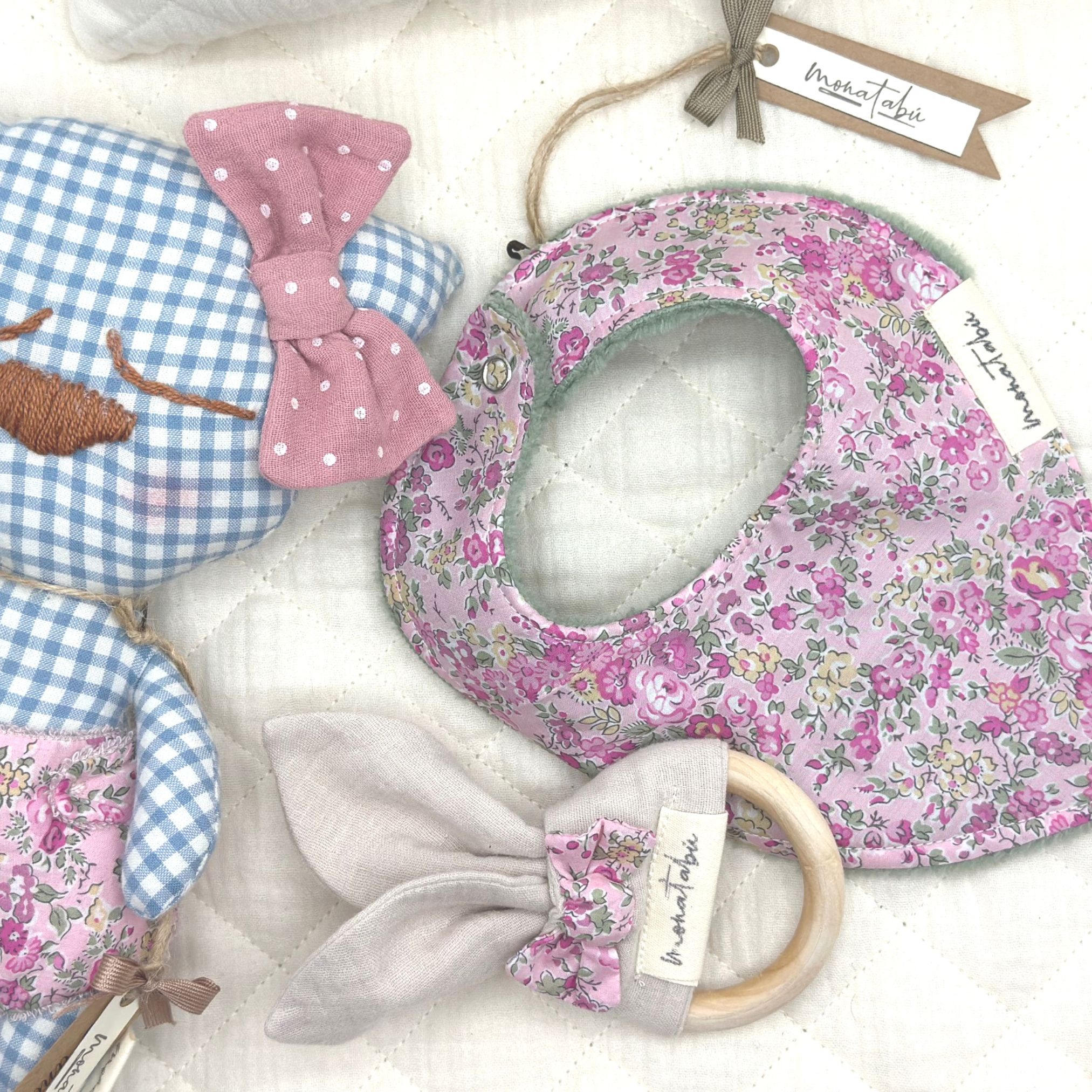 GRUPAL BABERO BANDANA ROSA Mordedor gasa beige con lazo flores liberty - Imagen 2