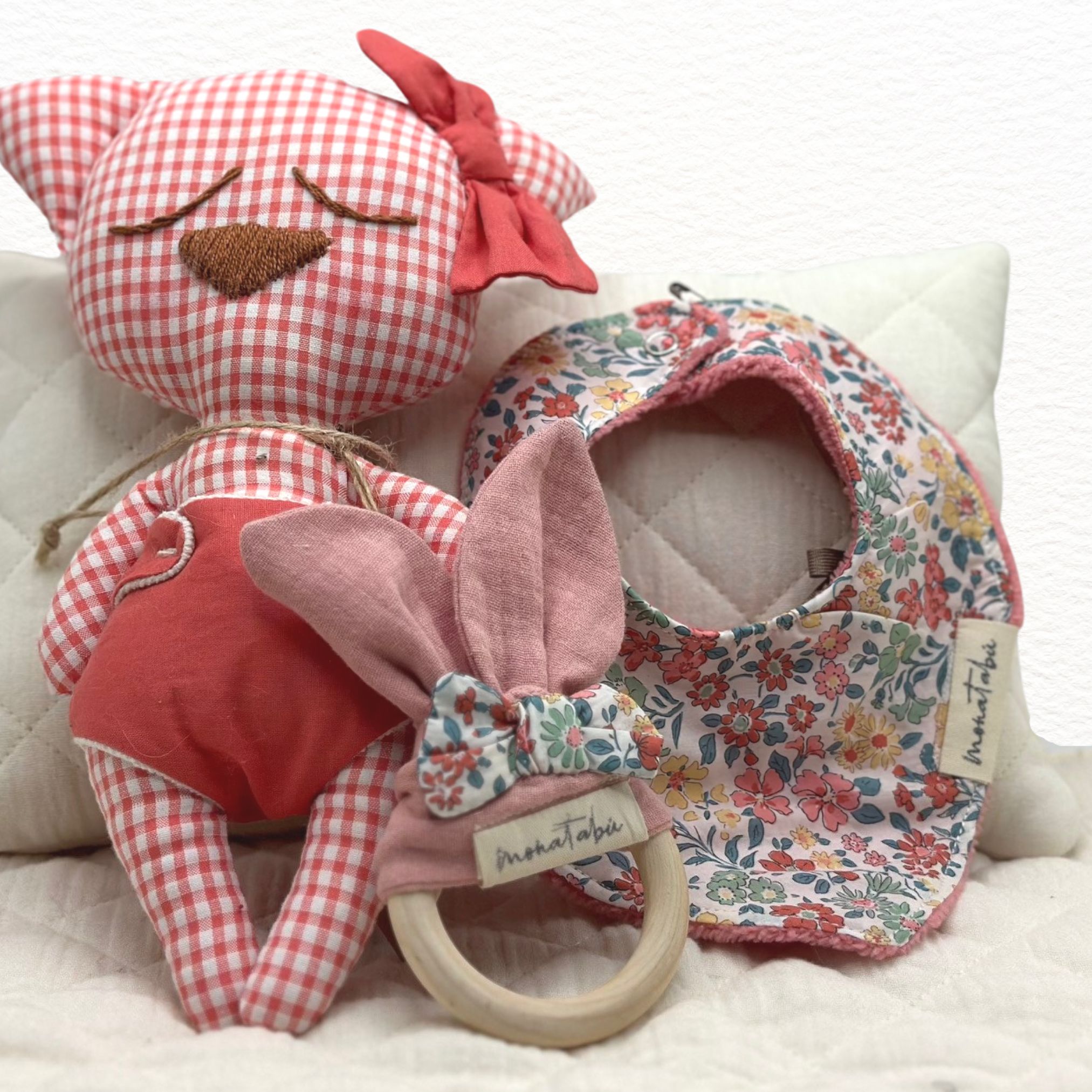 GRUPAL BABERO BANDANA ROSACEO Mordedor gasa rosaceo con lazo flores liberty - Imagen 2