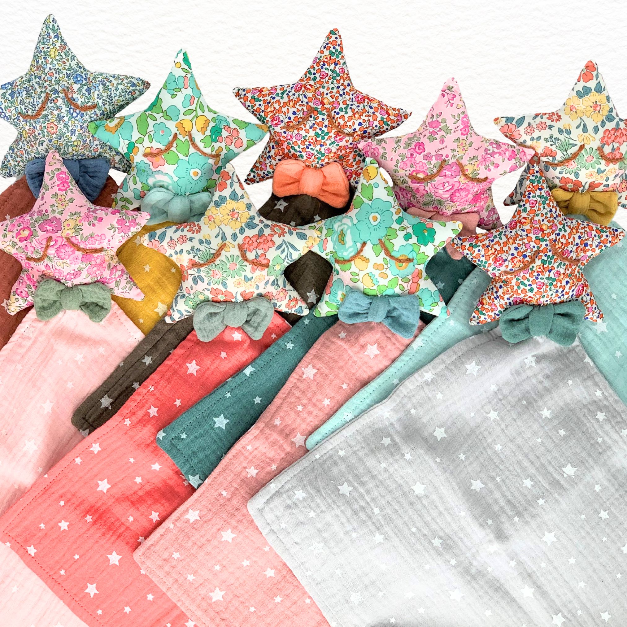 GRUPAL DOUDOU ESTRELLA LIBERTY ESTRELLADA 1 Doudou doble gasa amarillo estrella liberty - Imagen 3