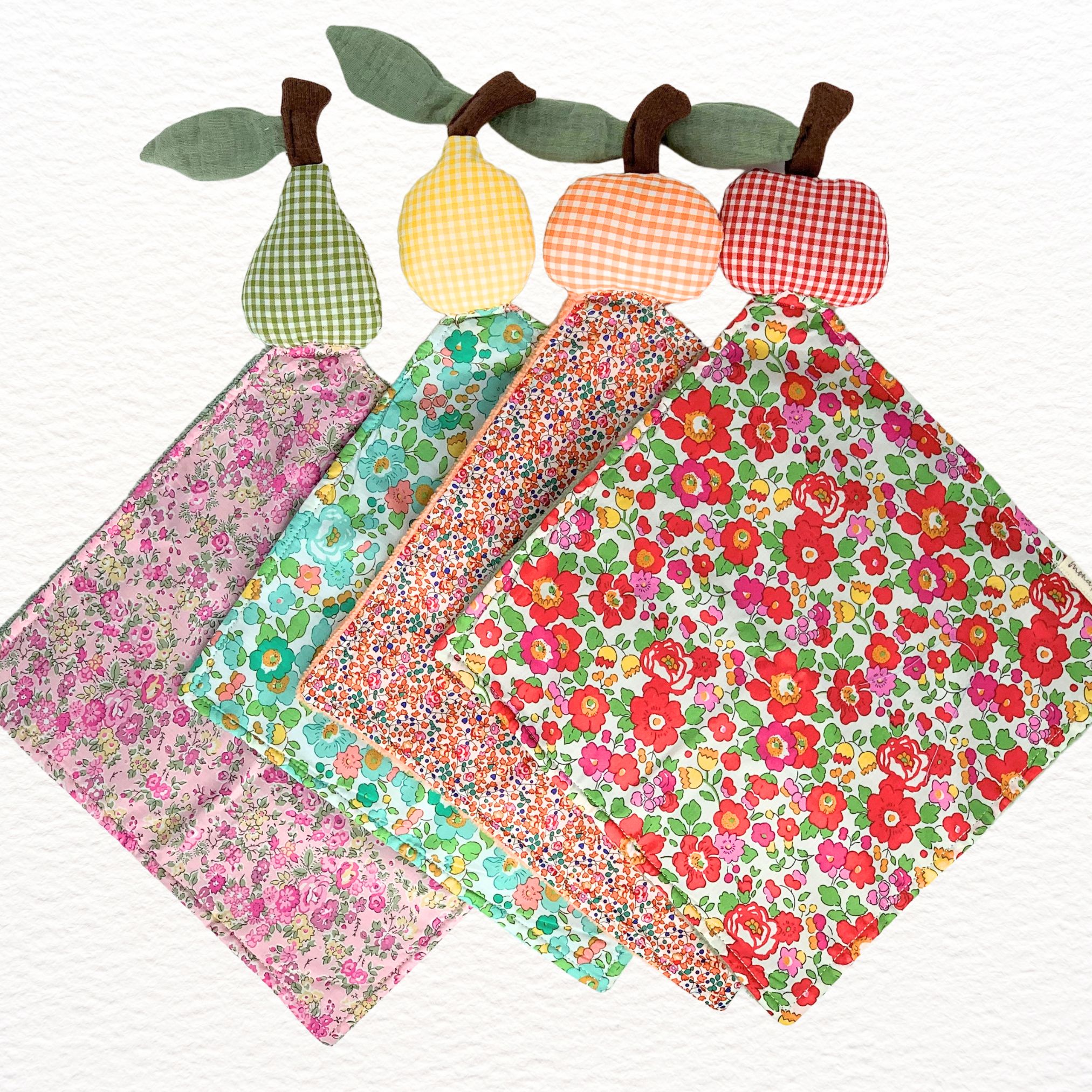 GRUPAL DOUDOU LIBERTY FRUTAS VICHY 1 Doudou flores Liberty manzana vichy rojo - Imagen 3